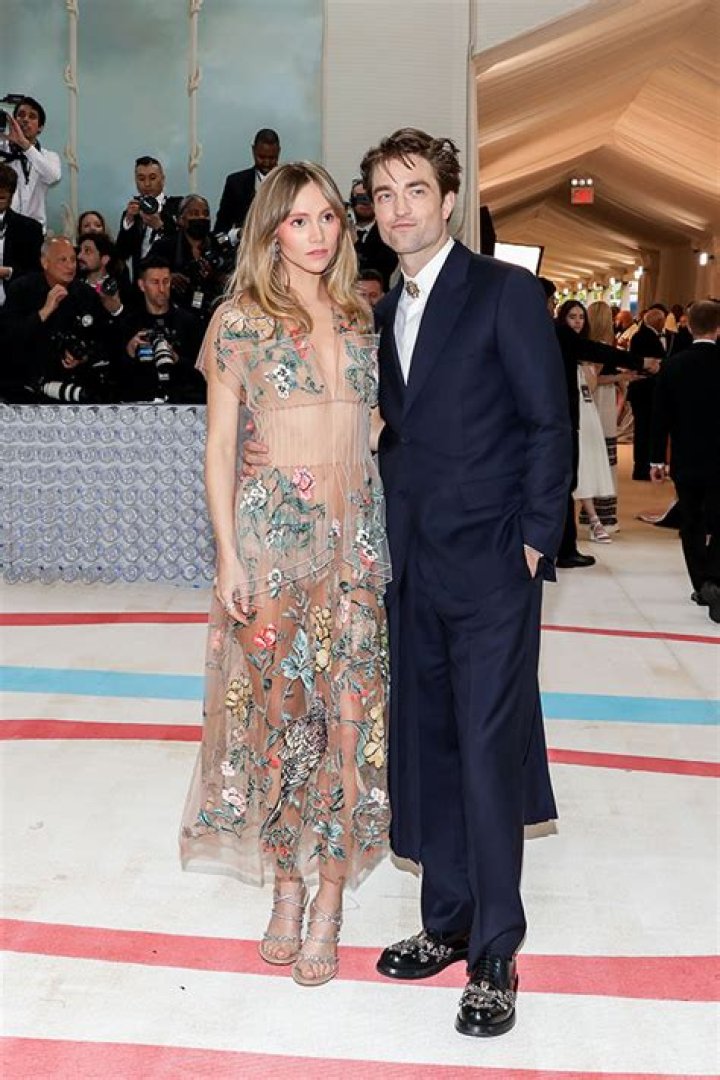 Suki Waterhouse Shows Off Baby Bump in Sheer Wet Dress: Photos – Hollywood Life