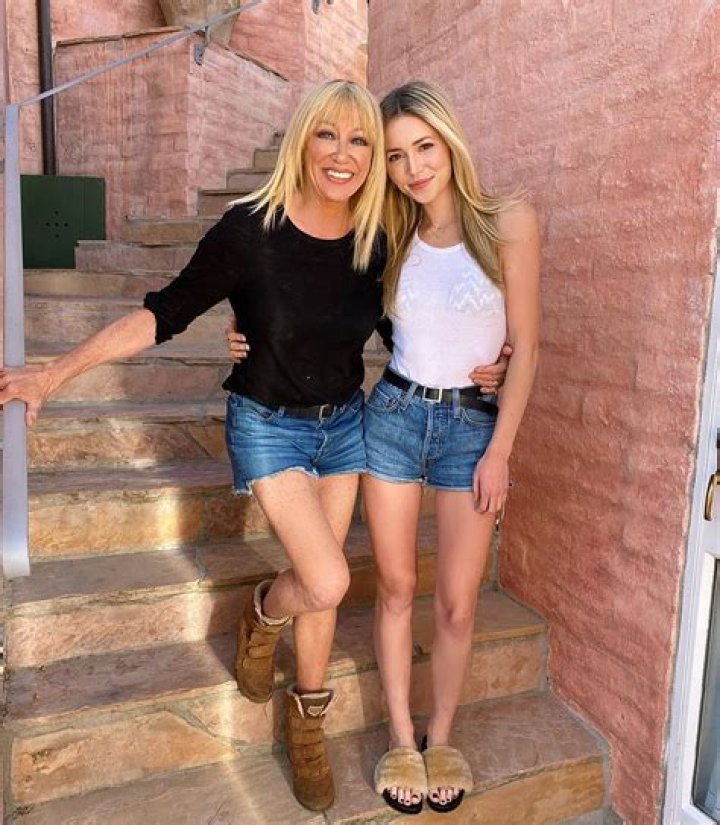 Suzanne Somers & Granddaughter Camelia Twin In Daisy Dukes – Hollywood Life