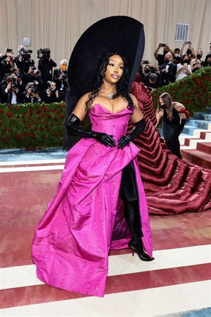 SZA’s Met Gala 2022 Dress: Photo – Hollywood Life