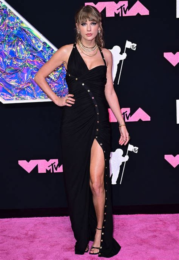 Taylor Swift Arrives at the 2023 VMAs in Black Gown: Photos – Hollywood Life