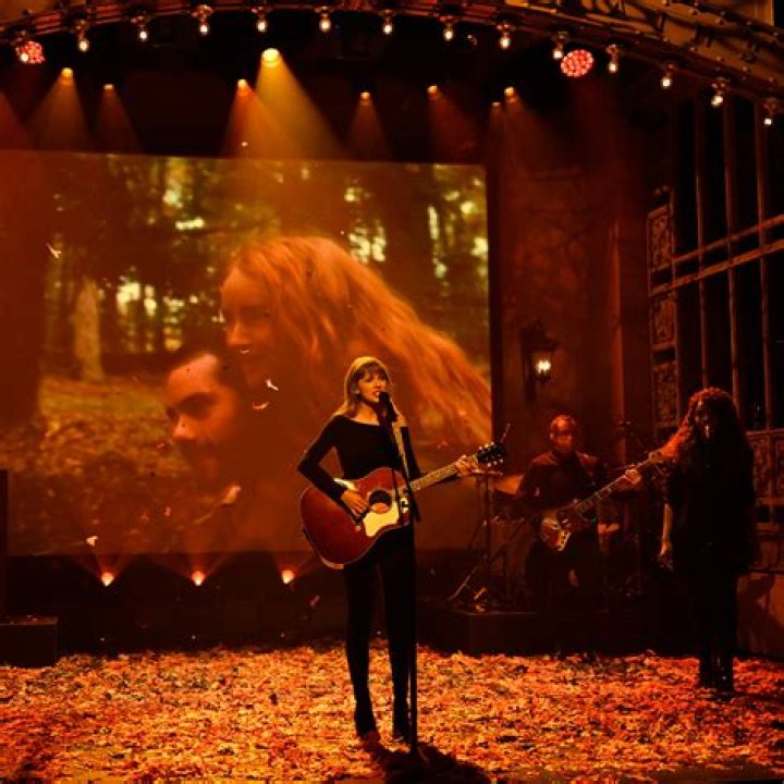 Taylor Swift Drops ‘All Too Well’ Behind The Scenes With Dylan & Sadie – Hollywood Life