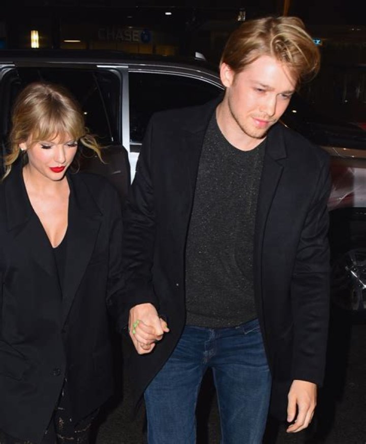 Taylor Swift & BF Joe Alwyn Hold Hands While Twinning In Matching Hats & Outfits In Paris – Pics