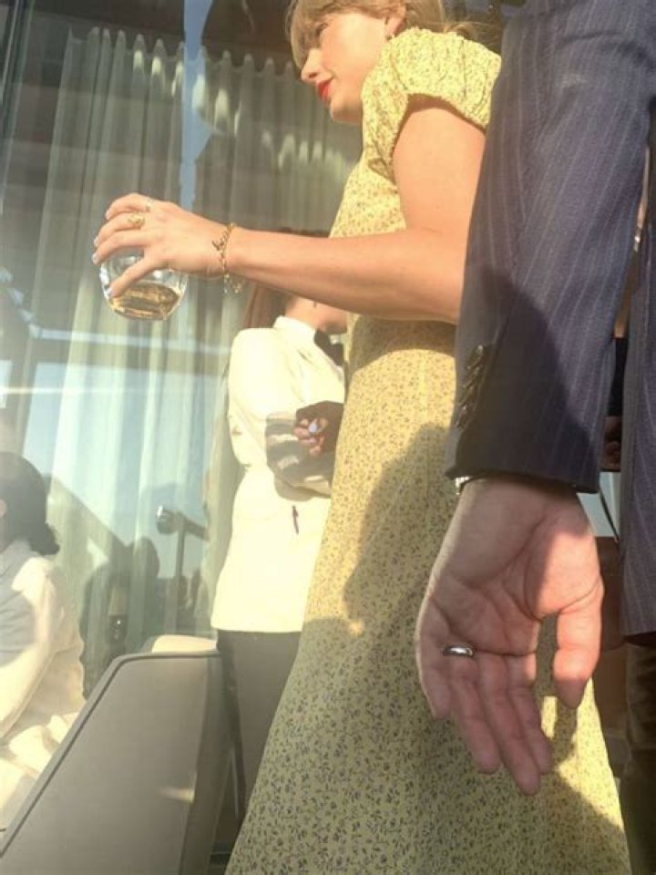 Taylor Swift & Matty Healy Spotted ‘Cuddling, Kissing’ & Holding Hands – Hollywood Life