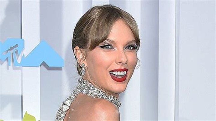 Taylor Swift Cheers On Nicki Minaj During MTV VMAs 2022 Performance – Hollywood Life