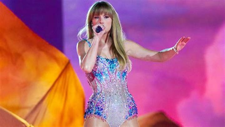 Taylor Swift Tells Fans Not to Throw Things Onstage in Argentina – Hollywood Life