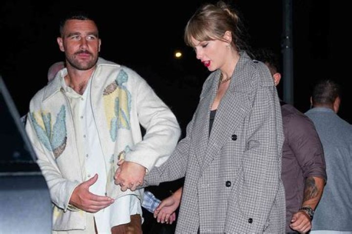 Taylor Swift & Travis Kelce Hold Hands During Date at NYC Restaurant – Hollywood Life