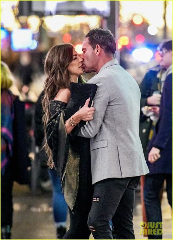 Teresa Giudice Looks Happier Than Ever As New BF Luis Smooches Her Cheek On Christmas Eve