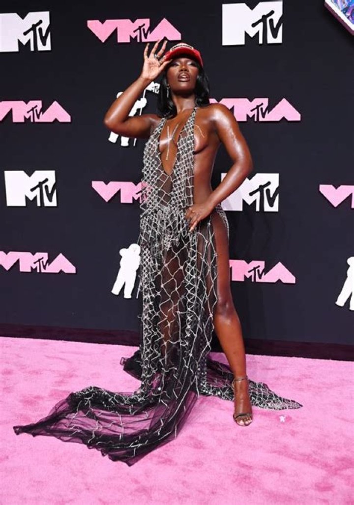 Teyana Taylor Flaunts Insane Abs In Crop Top At VMAs — See Her Wild Outfit