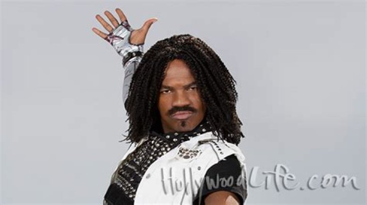 ‘The Substitute’ Holiday Episode: NE-YO Goes Undercover & Is Unrecognizable — First Look Photos