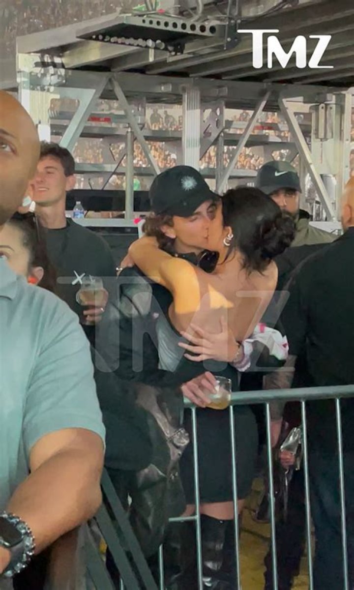 Timothée Chalamet & Kylie Jenner Kissing At Beyonce’s Concert: Video – Hollywood Life