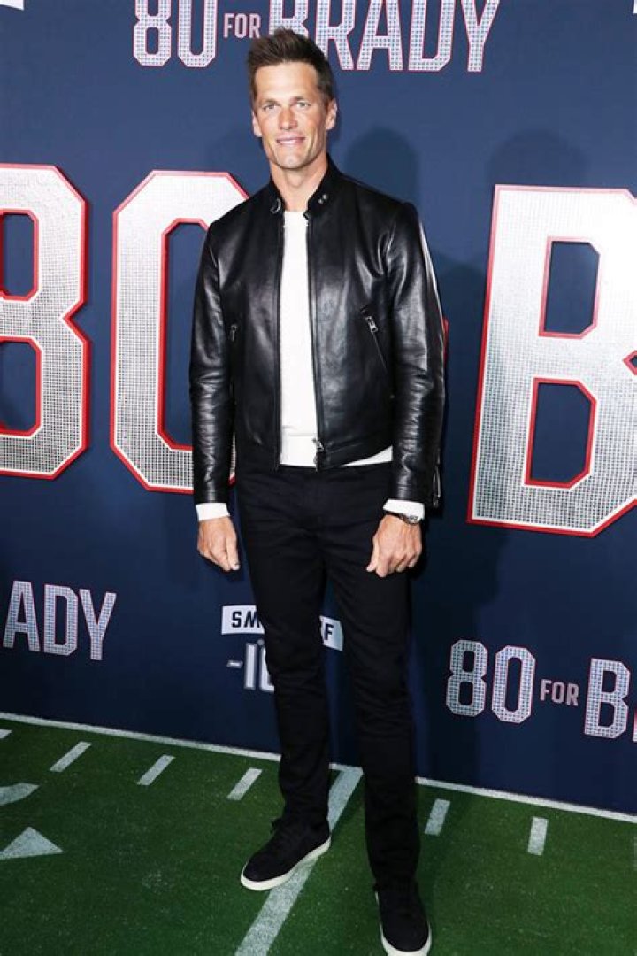 Tom Brady Does 1st Post-Divorce Red Carpet At ’80 For Brady’ Premiere – Hollywood Life