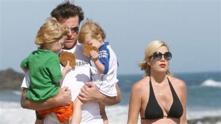 Tori Spelling Takes Her 5 Kids To The Beach As They Live In RV After Dean McDermott Split