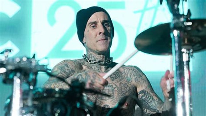 Travis Barker Reveals Bloody Hand Injury After Blink-182 Concert – Hollywood Life