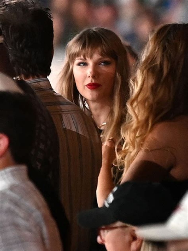 Travis Kelce Owes Erin Andrews ‘Big Time’ For Taylor Swift Assist – Hollywood Life