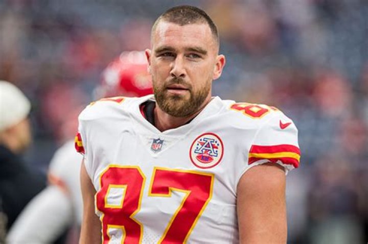 Travis Kelce May Have Taylor Swift’s Photo as His Phone Background – Hollywood Life