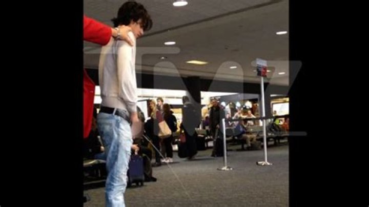 [VIDEO] Bronson Pelletier Peeing — Twilight Actor Arrested In Airport – Hollywood Life