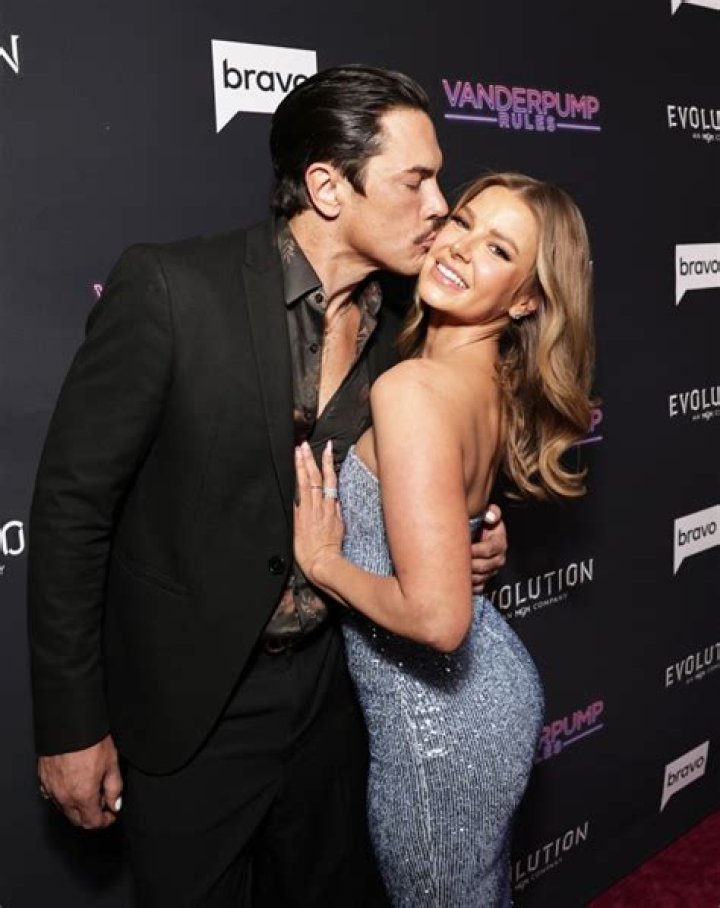 Flaunt PDA At Lunch — Are They Dating? – Hollywood Life