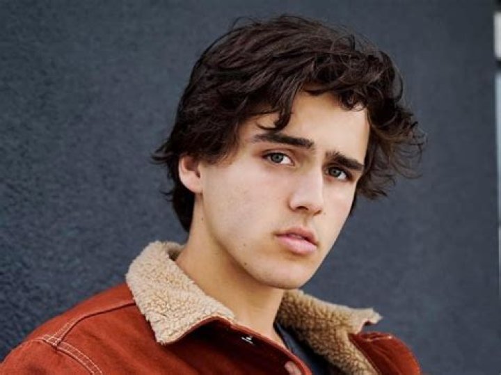 Who Is Charlie Gillespie? About The ‘Julie & The Phantoms’ Star – Hollywood Life