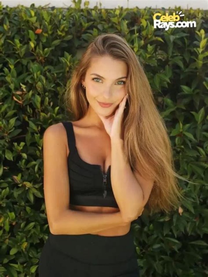 Who Is Lexi Wood? 5 Things About Model Who Kissed Brooklyn Beckham – Hollywood Life