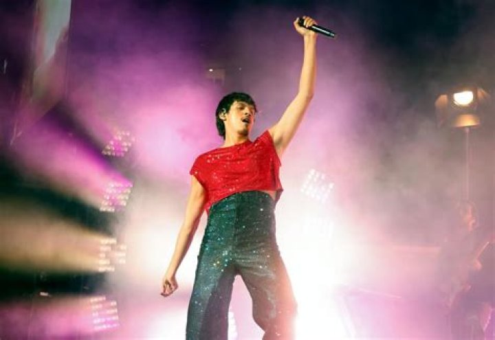 Who Is Omar Apollo? 5 Things On The Grammy Award Nominee – Hollywood Life