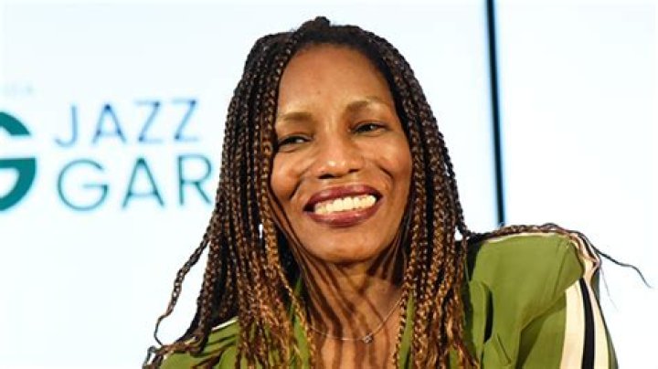 Who Is Stephanie Mills? 5 Facts About Singer Who Slammed Nicole Curran – Hollywood Life