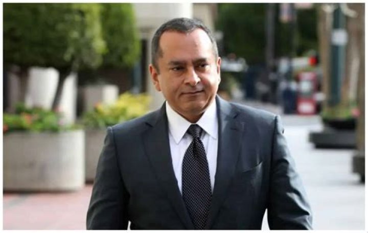 Who Is Sunny Bałwani? Facts On Elizabeth Holmes’ Theranos Co-founder – Hollywood Life