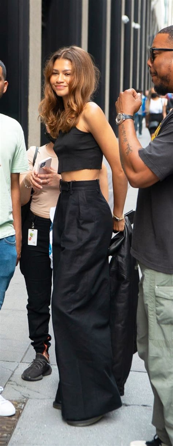 Zendaya’s Black Crop Top & Baggy Pants With Tom Holland In NYC: Photos – Hollywood Life