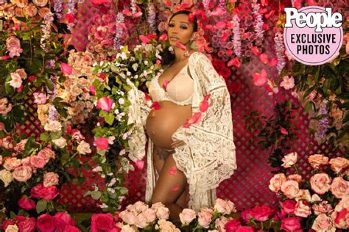 Zonnique Pullins Channels Beyonce’s Maternity Pic In New Photo Shoot – Hollywood Life